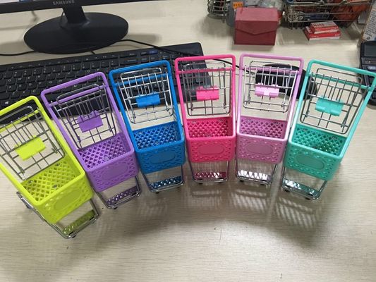 الصين مقعد من البلاستيك التجزئة متجر المعدات مع الطفل ألوان مختلفة و 4 عجلات بلاستيكية مصنع